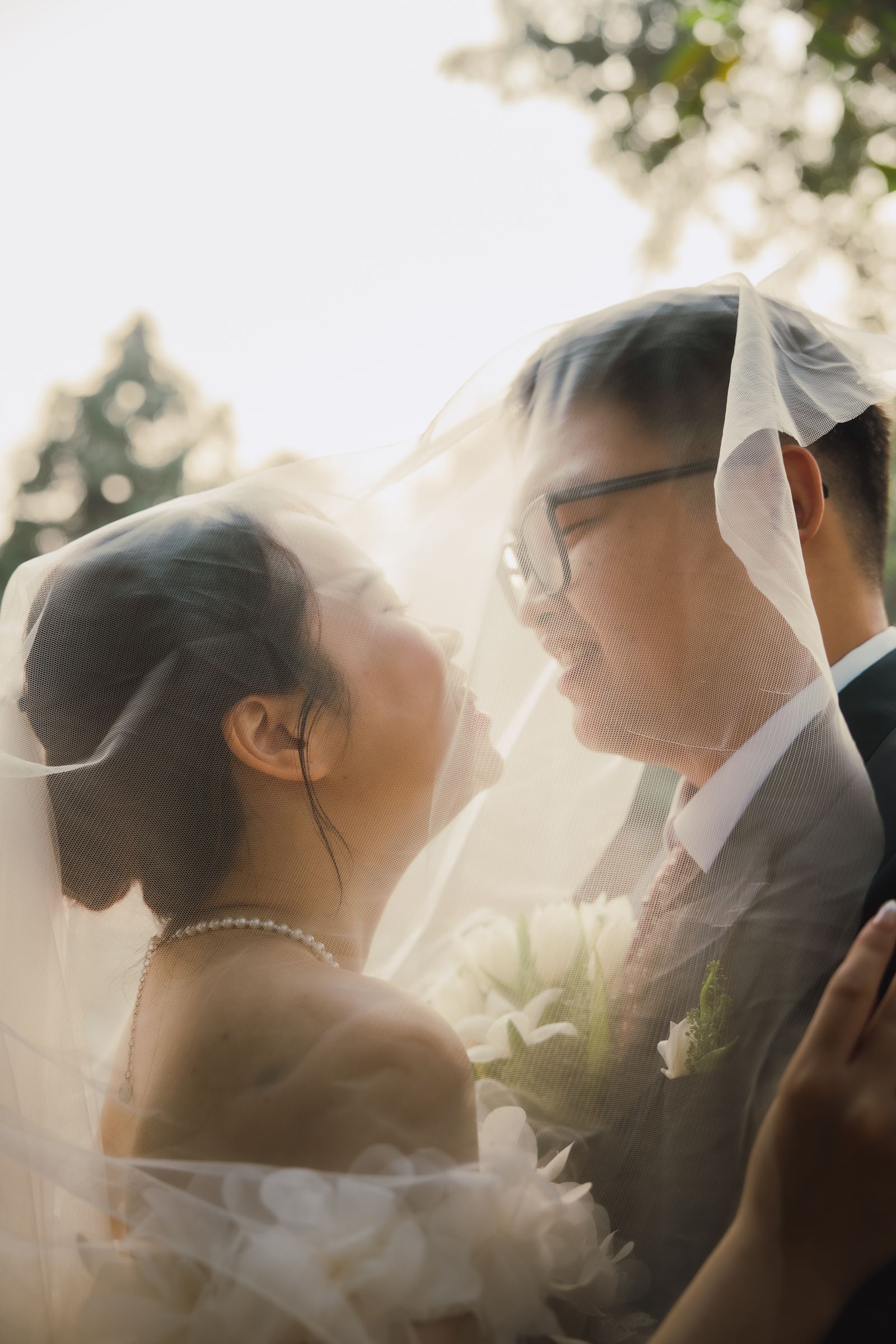 Cặp đôi dưới khăn voan cưới tại Hà Nội